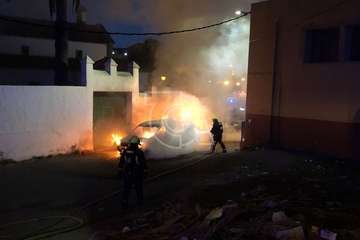 Un vehículo robado queda totalmente calcinado en el pueblo de Jinámar (Telde)/TA.